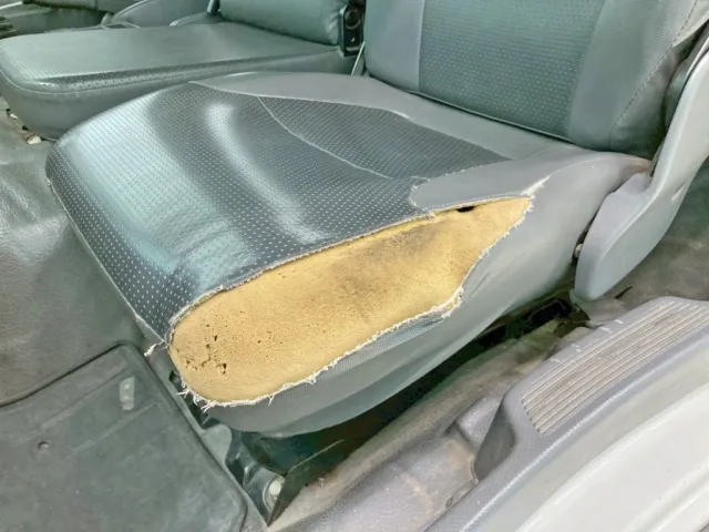 助手席座面にヘタリ・破れがあります。|いすゞ フォワード TKG-FRR90S2(2WD)の写真10