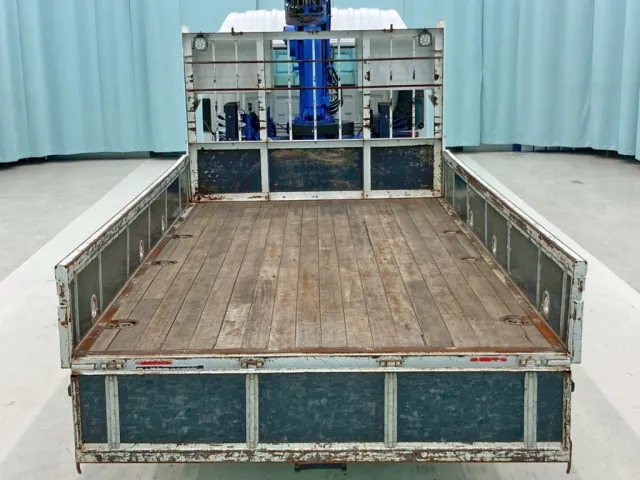 床は板張りです。|いすゞ フォワード TKG-FRR90S2(2WD)の写真12