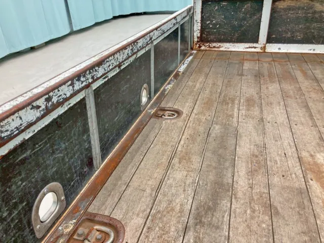 床板助手席側に割れ 及び 踏むと沈み込みます。|いすゞ フォワード TKG-FRR90S2(2WD)の写真14