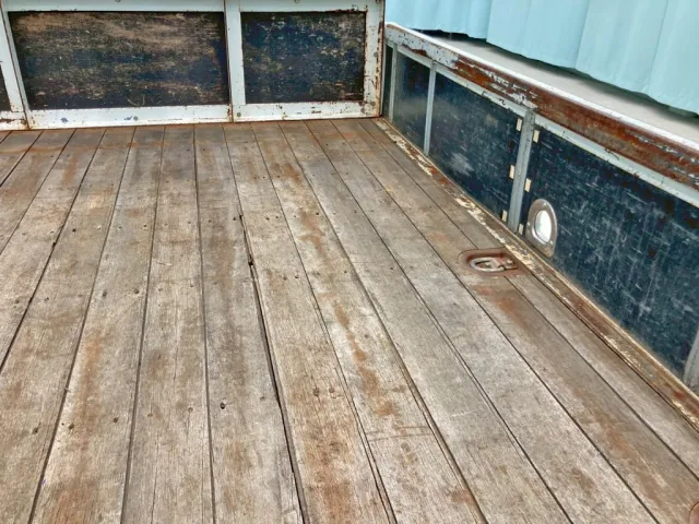 床板中央部に割れ・浮きがあります。|いすゞ フォワード TKG-FRR90S2(2WD)の写真15