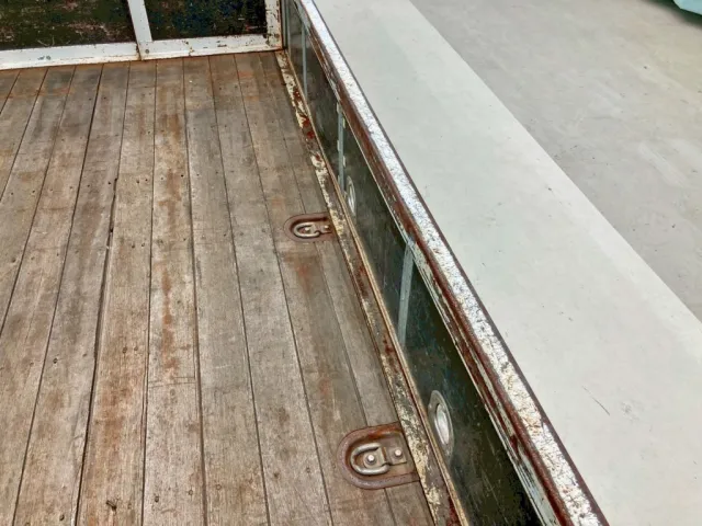 床板運転席側は踏むとふかふかしています。|いすゞ フォワード TKG-FRR90S2(2WD)の写真16