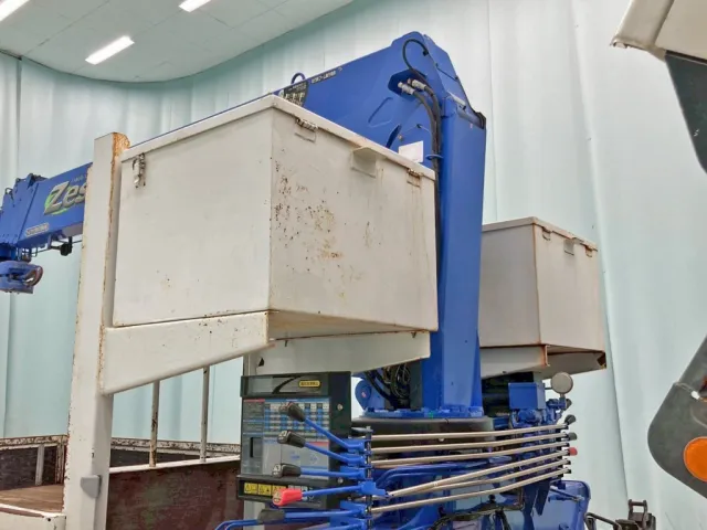 プロテクター前方左右に工具箱が付いています。|いすゞ フォワード TKG-FRR90S2(2WD)の写真18