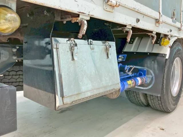 ボディー運転席側後方にステンレス製の工具箱が付いています。|いすゞ フォワード TKG-FRR90S2(2WD)の写真20