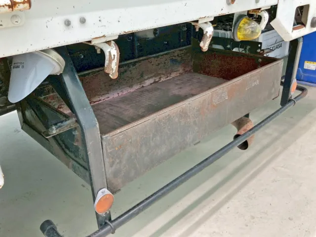 ボディー運転席側前方にりん木入れが付いています。|いすゞ フォワード TKG-FRR90S2(2WD)の写真21