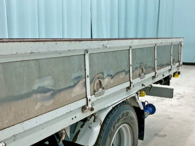 助手席側アオリにキズ・反り 及び シールはがし跡があります。|いすゞ フォワード TKG-FRR90S2(2WD)の写真23