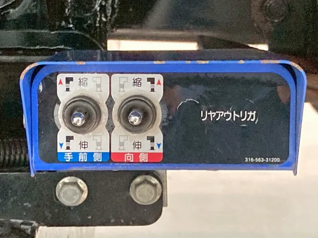 リヤアウトリガーの伸縮スイッチです。|いすゞ フォワード TKG-FRR90S2(2WD)の写真27