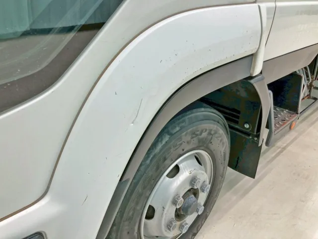 助手席側フロントフェンダーにキズがあります。|いすゞ フォワード TKG-FRR90S2(2WD)の写真29