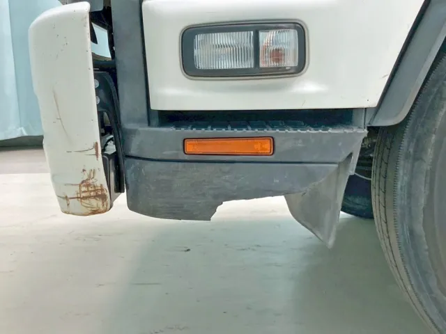 助手席側ステップカバーが一部欠損しています。|いすゞ フォワード TKG-FRR90S2(2WD)の写真30