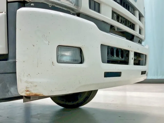 フロントバンパー運転席側に引きキズがあります。|いすゞ フォワード TKG-FRR90S2(2WD)の写真32