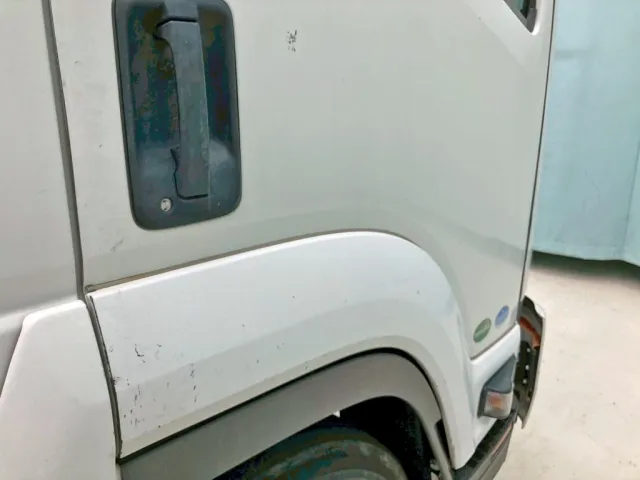 運転席ドア・フロントフェンダーにキズがあります。|いすゞ フォワード TKG-FRR90S2(2WD)の写真34