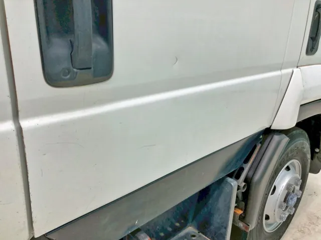 運転席側後席ドアにキズがあります。|いすゞ フォワード TKG-FRR90S2(2WD)の写真35