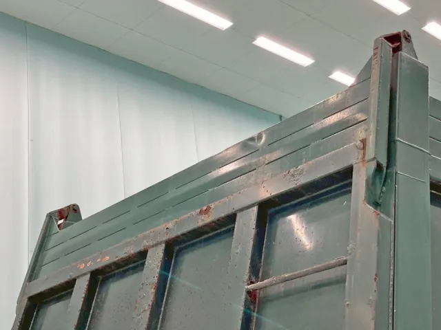 リヤゲート上部がカサ増しされています。(ヘコミがあります)|コダイラ  KDL225Cの写真19