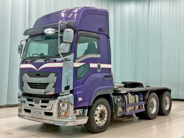 フロント周り、メッキパーツで飾っています。|いすゞ ギガ 2DG-EXZ52CKの写真1