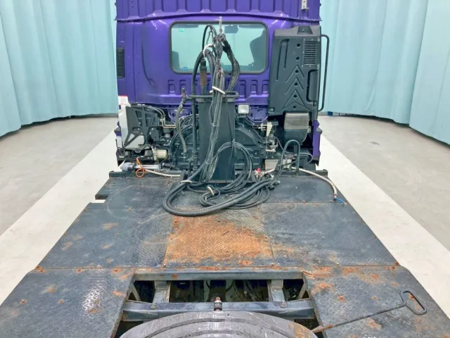 踊り場の所々にサビがあります。|いすゞ ギガ 2DG-EXZ52CKの写真10