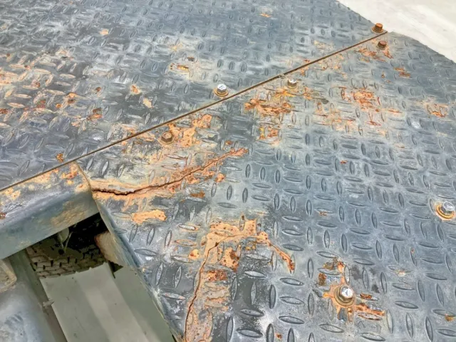 踊り場運転席側に割れがあります。|いすゞ ギガ 2DG-EXZ52CKの写真11