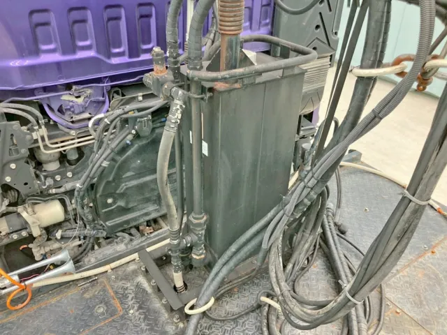 踊り場前方中央に作動油タンクが付いています。|いすゞ ギガ 2DG-EXZ52CKの写真12