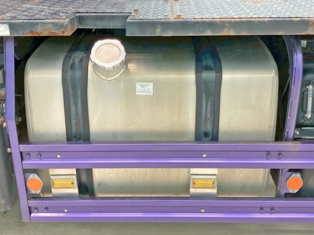 燃料タンクは370Lアルミ製です。|いすゞ ギガ 2DG-EXZ52CKの写真19