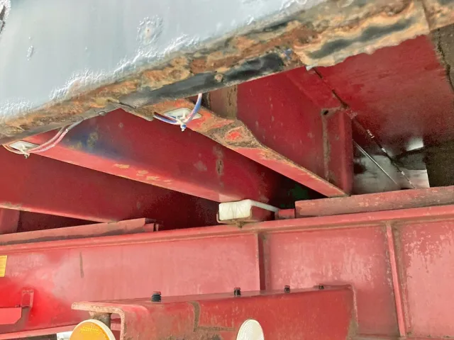 運転席側前方の横ネタにヘコミがあります。|東邦  TF36H2C3改の写真8