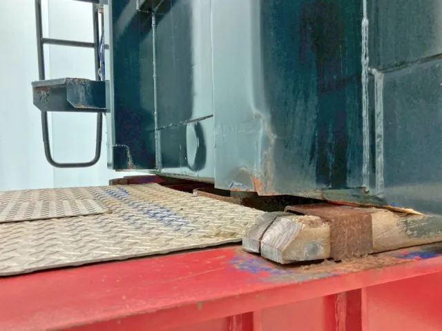 ボディー前壁の骨組み下部にヘコミがあります。|東邦  TF36H2C3改の写真37