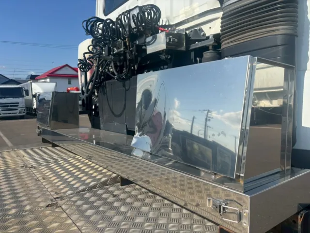 踊り場前方に工具箱が付いています。(運転席側工具箱ヘコミあります)|三菱 スーパーグレート 2PG-FP74HERの写真13