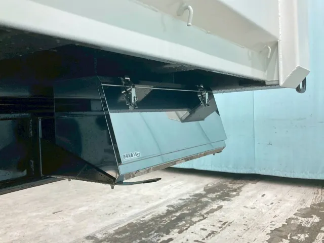 運転席側前方にステンレス製の工具箱が付いています。|トレクス  PFB34112改の写真15