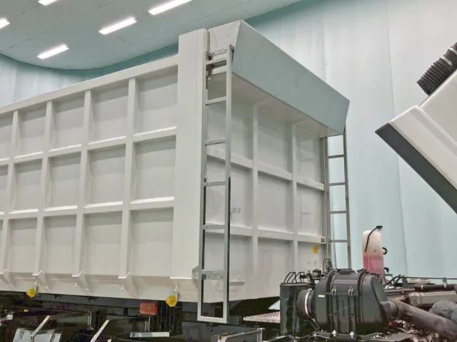 左右ハシゴはステンレス製・シートデッキはステンが張られています。|三菱 スーパーグレート 2PG-FV80VZの写真12