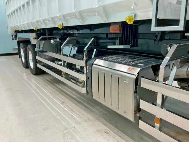 サイドバンパー・マフラーカバー・リヤフェンダーはステンレス製です。|三菱 スーパーグレート 2PG-FV80VZの写真13