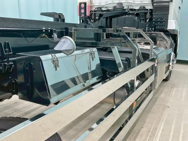 運転席側にステンレス製の工具箱が付いています。|三菱 スーパーグレート 2PG-FV80VZの写真16