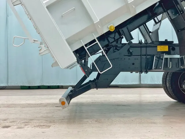 リヤバンパーは可倒式です。|三菱 スーパーグレート 2PG-FV80VZの写真17