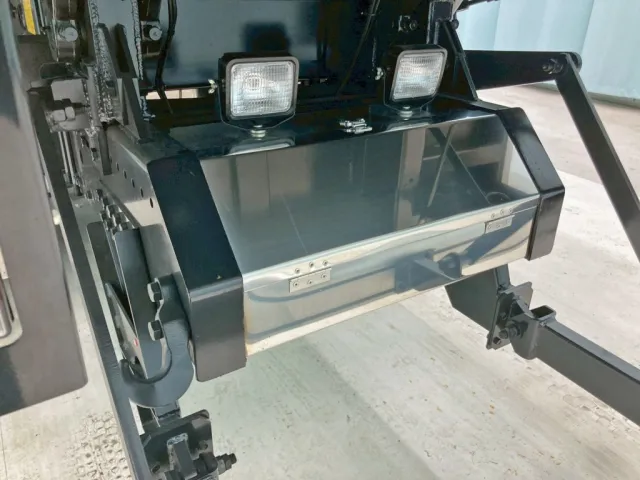 リヤにフタがステンの物入れが付いています。|三菱 スーパーグレート 2PG-FV80VZの写真20