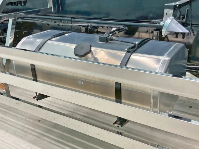 燃料タンクは300Lアルミ製です。|三菱 スーパーグレート 2PG-FV80VZの写真22