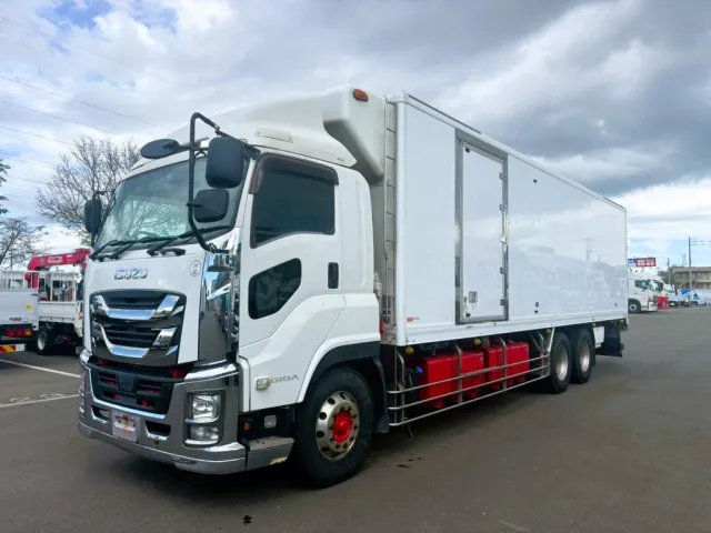 いすゞ ギガ QPG-CYL77Bの写真1