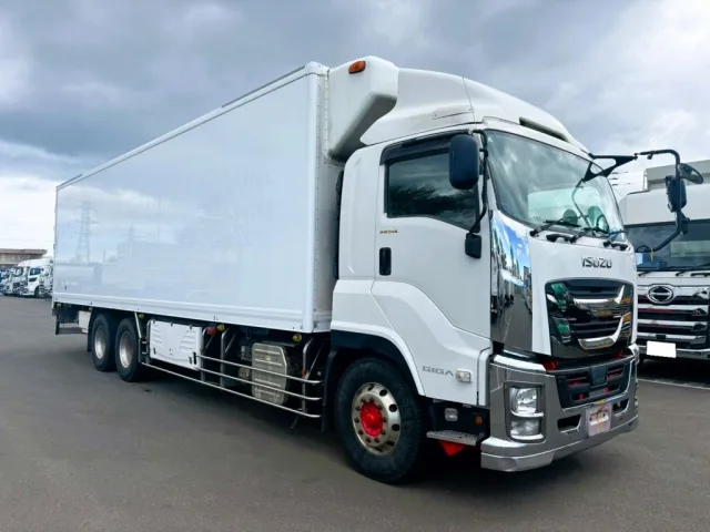 いすゞ ギガ QPG-CYL77Bの写真2