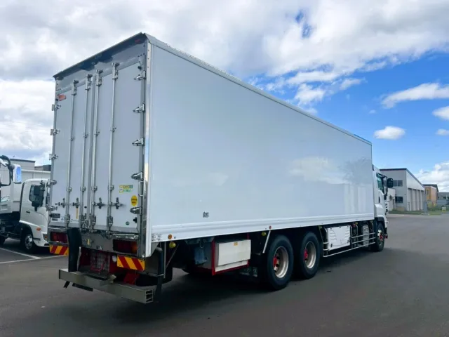 いすゞ ギガ QPG-CYL77Bの写真4