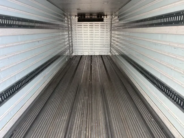 床はI型キーストン、ジョロダーレールが4列付いています。|いすゞ ギガ QPG-CYL77Bの写真12