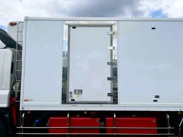 助手席側にサイドドアが付いています。|いすゞ ギガ QPG-CYL77Bの写真19