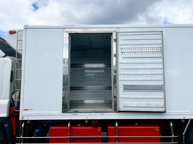 サイドドアを開いた状態です。|いすゞ ギガ QPG-CYL77Bの写真20