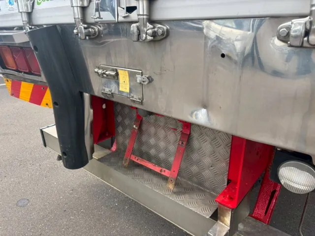 リヤレールにへこみ・曲がりあります。(ホーム当たりゴム欠損しています)|いすゞ ギガ QPG-CYL77Bの写真21