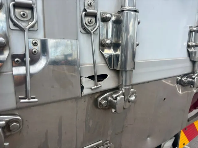 いすゞ ギガ QPG-CYL77Bの写真22