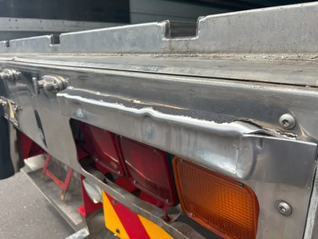 リヤレールへこみあります。|いすゞ ギガ QPG-CYL77Bの写真24