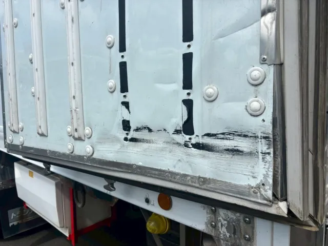 リヤ扉内側にへこみ傷あります。|いすゞ ギガ QPG-CYL77Bの写真25