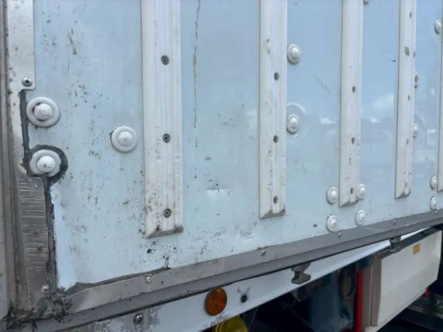 リヤ扉内側にへこみ傷あります。|いすゞ ギガ QPG-CYL77Bの写真26