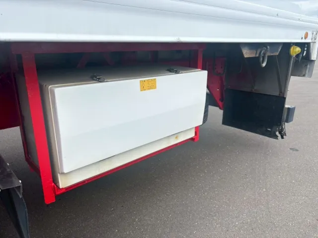 助手席側後方に工具箱が付いています。|いすゞ ギガ QPG-CYL77Bの写真31