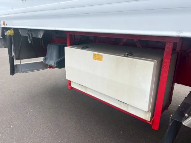 運転席側後方に工具箱が付いています。|いすゞ ギガ QPG-CYL77Bの写真32