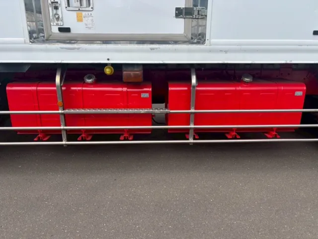 燃料タンクは400L・400Lです。|いすゞ ギガ QPG-CYL77Bの写真33