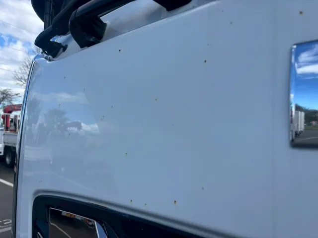 フロントパネル飛び石、細かい点錆あります。|いすゞ ギガ QPG-CYL77Bの写真45