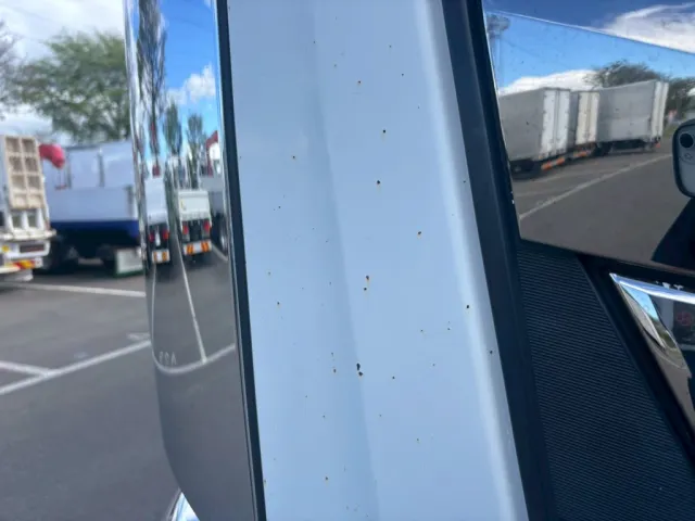 フロントパネル飛び石、細かい点錆あります。|いすゞ ギガ QPG-CYL77Bの写真46