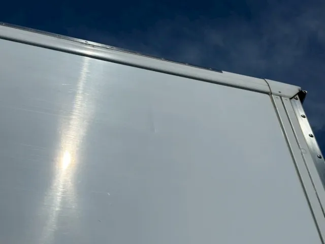 助手席側ボディにヘコミ傷あります。|いすゞ ギガ QPG-CYL77Bの写真48