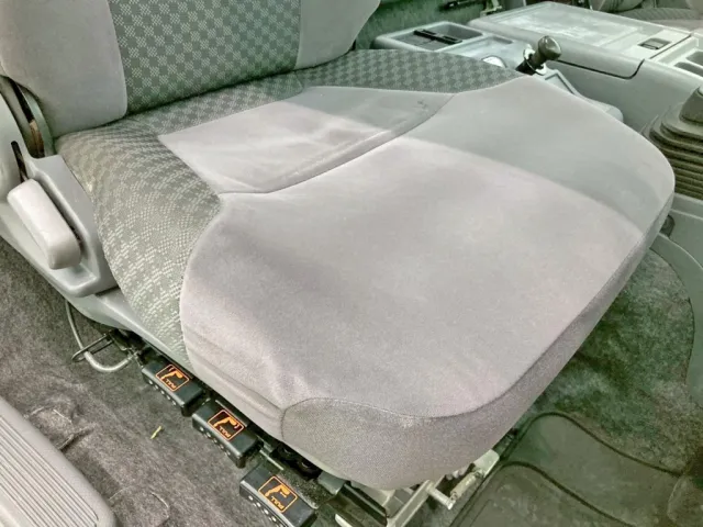 運転席座面にヘタリがあります。|いすゞ フォワード QPG-FTR34S2の写真8