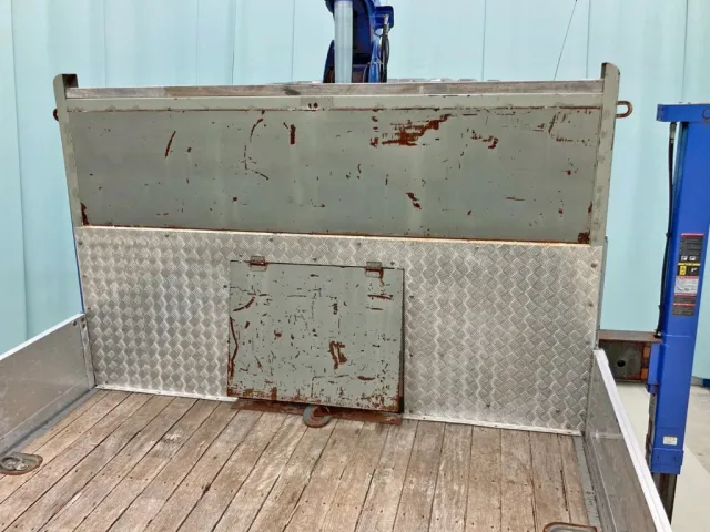 プロテクターにフタつきのウインチが付いています。(プロテクター下半分に縞板アルミが張られています)|いすゞ フォワード QPG-FTR34S2の写真12